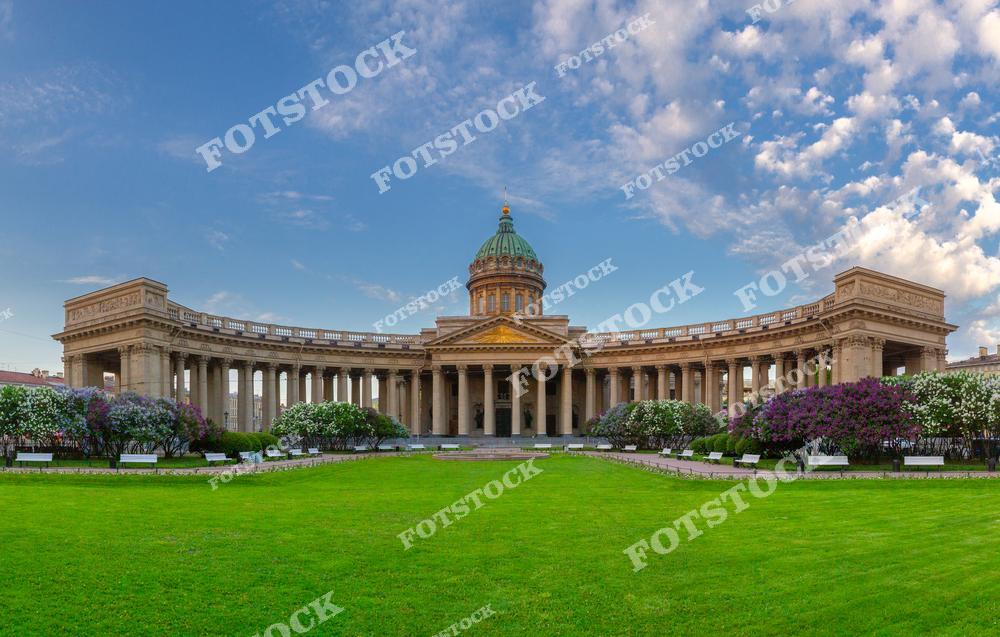 Фотография Невского проспекта в Санкт-Петербурге с панорамным видом на Казанский собор и окружающие улицы исторического центра города. Снимок показывает динамичную атмосферу петербургских улиц, характерную архитектуру зданий и активное городское пространство. Панорама передает масштаб и красоту центра Петербурга, где исторические памятники гармонично сочетаются с современным ритмом жизни города. Изображение идеально подходит для туристических публикаций, коллекций городских фотографий, постеров, сувенирной продукции и интерьерного оформления, раскрывая красоту и уникальную атмосферу Невского проспекта.